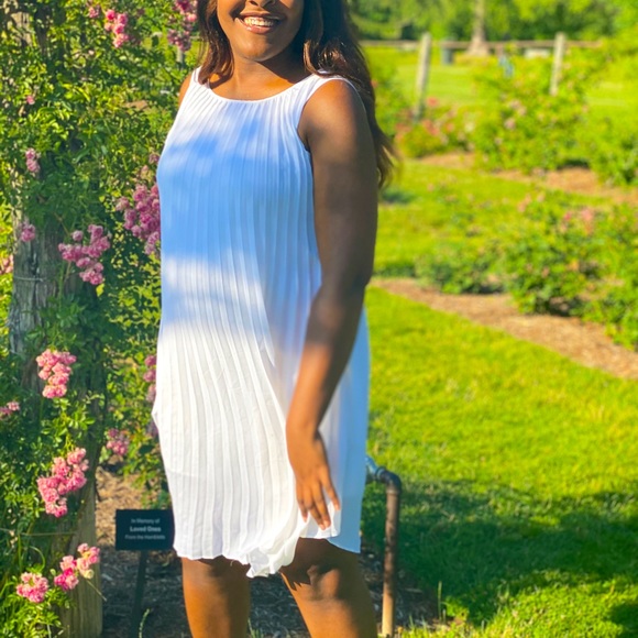 SLEEVELESS PLEATED WHITE DRESS!!! - Picture 2 of 3
